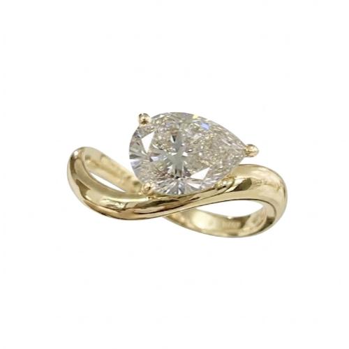 Solitaire Pear-Shaped Curved Band